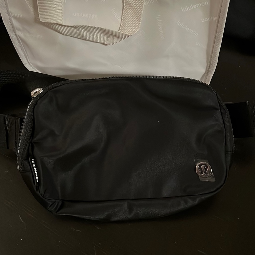 Lululemon Everywhere Belt Bag NWT